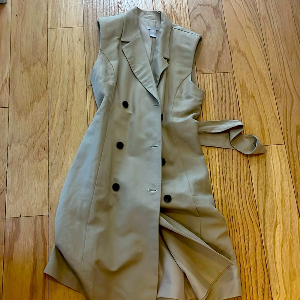Sleeveless trench coat dress in khaki with optional belt.